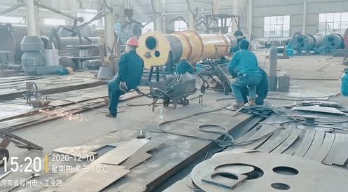 塔吊租賃公司環(huán)保問(wèn)題曝光 露天噴漆與廢棄桶敞口堆放，環(huán)評(píng)手續(xù)缺失